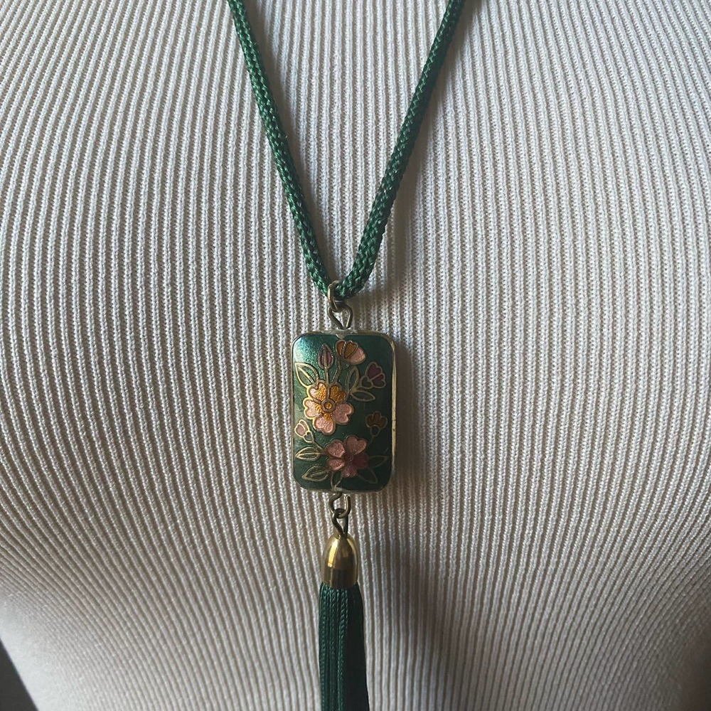 Vintage Cloisonne Pink Florals Pendant Necklace Green Silk Cord Tassel Boho Chic - Picture 2 of 6